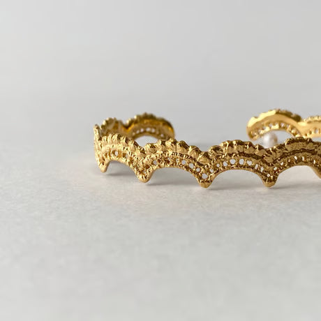 lace wave bangle (gold)---034